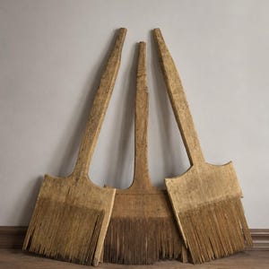 Puede incluir: Tres peines de lino de madera antiguos con mangos largos y estrechos y cabezas anchas y planas que presentan numerosos dientes de madera finos y verticales. La madera muestra una veta marrón clara desgastada con textura y signos de antigüedad.