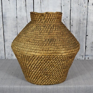 Antique Wicker Basket / Vintage Woven Basket / Rustic Farmhouse Storage / Country Home Decor