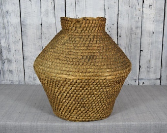 Antique Wicker Basket / Vintage Woven Basket / Rustic Farmhouse Storage / Country Home Decor