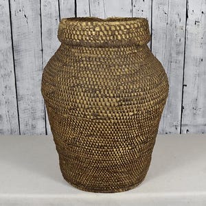 Antique Wicker Basket / Vintage Woven Basket / Rustic Farmhouse Storage / Country Home Decor