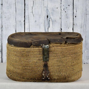 Antique Wicker Basket / Vintage Woven Basket / Rustic Farmhouse Storage / Country Home Decor