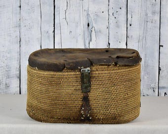 Antique Wicker Basket / Vintage Woven Basket / Rustic Farmhouse Storage / Country Home Decor