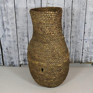 Antique Wicker Basket / Vintage Woven Basket / Rustic Farmhouse Storage / Country Home Decor