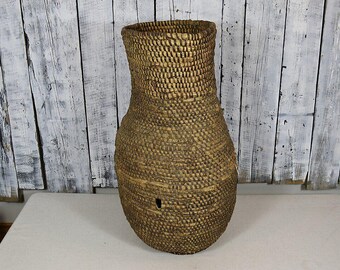 Antique Wicker Basket / Vintage Woven Basket / Rustic Farmhouse Storage / Country Home Decor