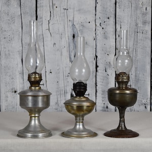 Antique Oil Lamp / Vintage Kerosene Lantern / Rustic Farmhouse Table Lamp Decor