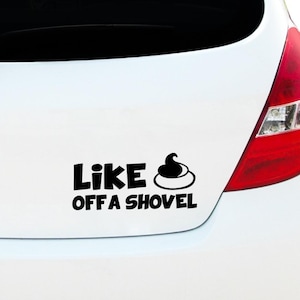 Op de afbeelding: Zwart-witte auto sticker met de tekst "Like Offa Shovel" en een cartoon afbeelding van een hoop poep.