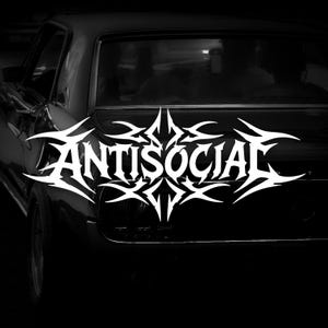 Peut inclure: Image en noir et blanc de l'arrière d'une voiture classique. Le mot "ANTISOCIAL" est affiché en blanc dans une police gothique stylisée sur le coffre. Les fenêtres de la voiture reflètent l'environnement.