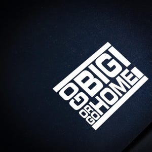 Può includere: Sticker bianco con il testo "Go Big! Or Go Home!" su sfondo blu scuro.