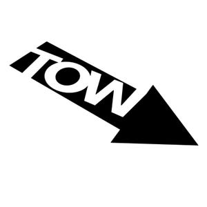 Peut inclure: Graphique noir et blanc d'une flèche pointant vers le bas. Le mot "TOW" est écrit en lettres blanches et grasses à l'intérieur de la forme de la flèche noire. La flèche est inclinée en diagonale sur un fond blanc.