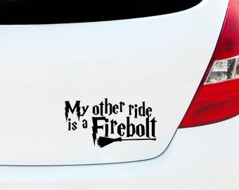 Mi otro vehículo es una Firebolt. Pegatina de vinilo divertida para coche. Pegatina de humor de mago para parachoques. Pegatina de fantasía para coche. Regalo inspirado en Harry Potter.