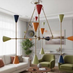 Op de afbeelding: Een veelkleurige mid-century modern kroonluchter met een messing frame. De kroonluchter heeft kegelvormige tinten in rood, oranje, blauw en groen. De armatuur hangt aan het plafond en is een statement piece voor interieurontwerp.