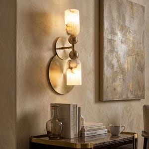 Può includere: Set di tre tazze in ceramica con finitura opaca e macchiettata. Le tazze sono nei toni del crema, grigio chiaro e grigio scuro. Design semplice e minimalista.