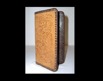 Estuche plegable de piel repujada para documentos de viaje - color caramelo, estampado floral y fauna mexicana.