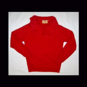 S - läppstiftsröd tröja i 75 % angora, plattörhängd krage, 1950-1960-tal