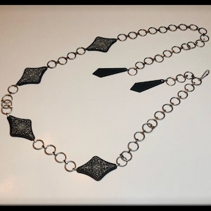 1920s chain belt - sparkly filigree black plastic diamonds - silver metal - one size