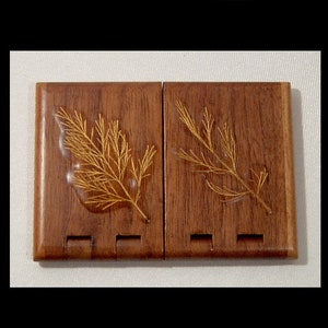 Handgemaakte scharnierende mahonie hardhouten kaarthouder - Gerald Willson Limited Edition Artistry in Wood - 4 van 500 - Serie 1 - ambachtelijke houtsnede