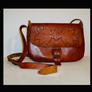 Bolso de cuero hecho a mano - bolso grande con flores en tonos castaños - bolso bandolera con solapa - cartera mexicana con pespuntes