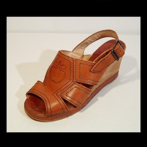 Size 5 ~ 1970s butterscotch toffee brown leather platform sandals ~ slingbacks with jute rope wedge heels ~ Made in Poland 1960s 1970s
