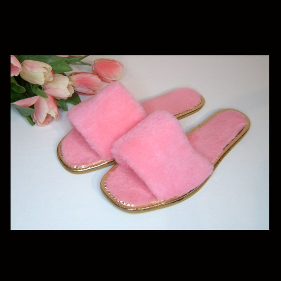 Size 8 - 9 ~ fluffy pink slippers ~ boudoir bedro… - image 1