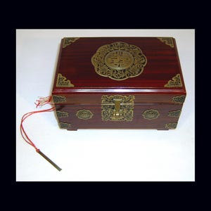 Vintage chinesische Palisander Box mit Schlüssel - Messingbeschlägen und filigranem - rotem Filz-Interieur mit Spiegel - Lackabnutzung