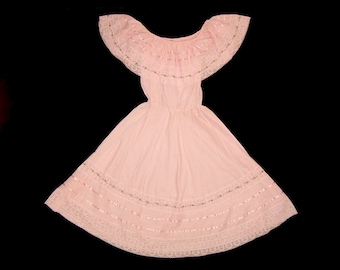 Medium Large - robe pintucked mexicaine en coton rose avec rubans boutons de rose et dentelle - sur ou hors épaule - capelet Los Tres Pequenos Mexique des années 1970