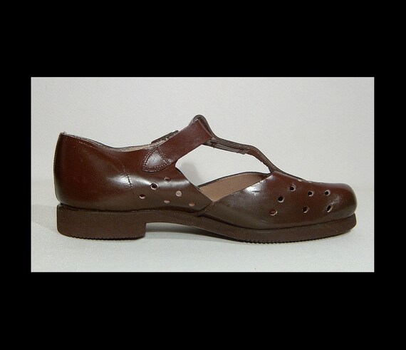 Mens size 7 ~ deadstock chocolate brown perforated