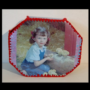 Panier de serviettage fait main des années 1950 - crochet rouge - bol à couvercle carte postale néo-victorienne - petite fille avec poussins