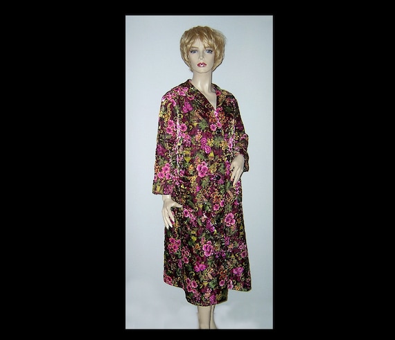 Large XL ~ 1960s lush quilted satin floral robe ~