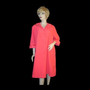 1960s fleece robe - Large - coral w embroidered flowers & satin - Gossard Artemis Made in Canada - short orange pink housecoat