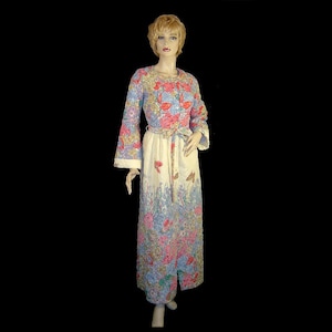 S/M - long quilted cotton floral housecoat w flower garden & butterflies print - 1960s flared sleeves robe - small medium