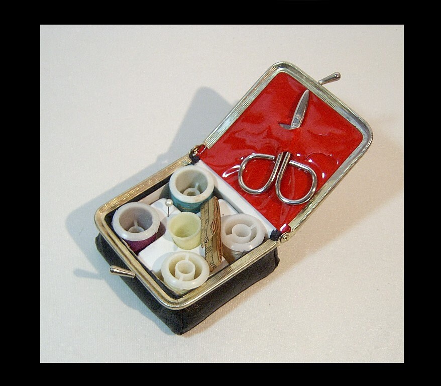 Kit de costura con estuche metalico