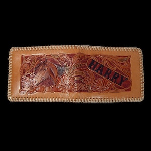 Portefeuille 3 tons en cuir marron repoussé ~ caramel caramel au beurre et surpiqûres crème ~ 2 volets mexicains ~ monogramme cheval et HARRY