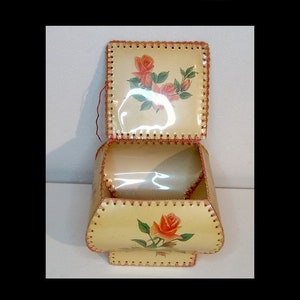 Panier de serviettage fait main des années 1950 - Bol à couvercle pour carte postale de style renaissance victorienne - roses roses - boîte à couture de bijoux