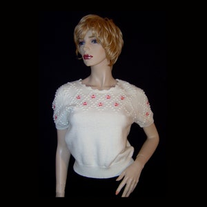 S - snövit ulltopp med broderade rosa blommor - popcornstygn - mjuk romantisk bomullströja