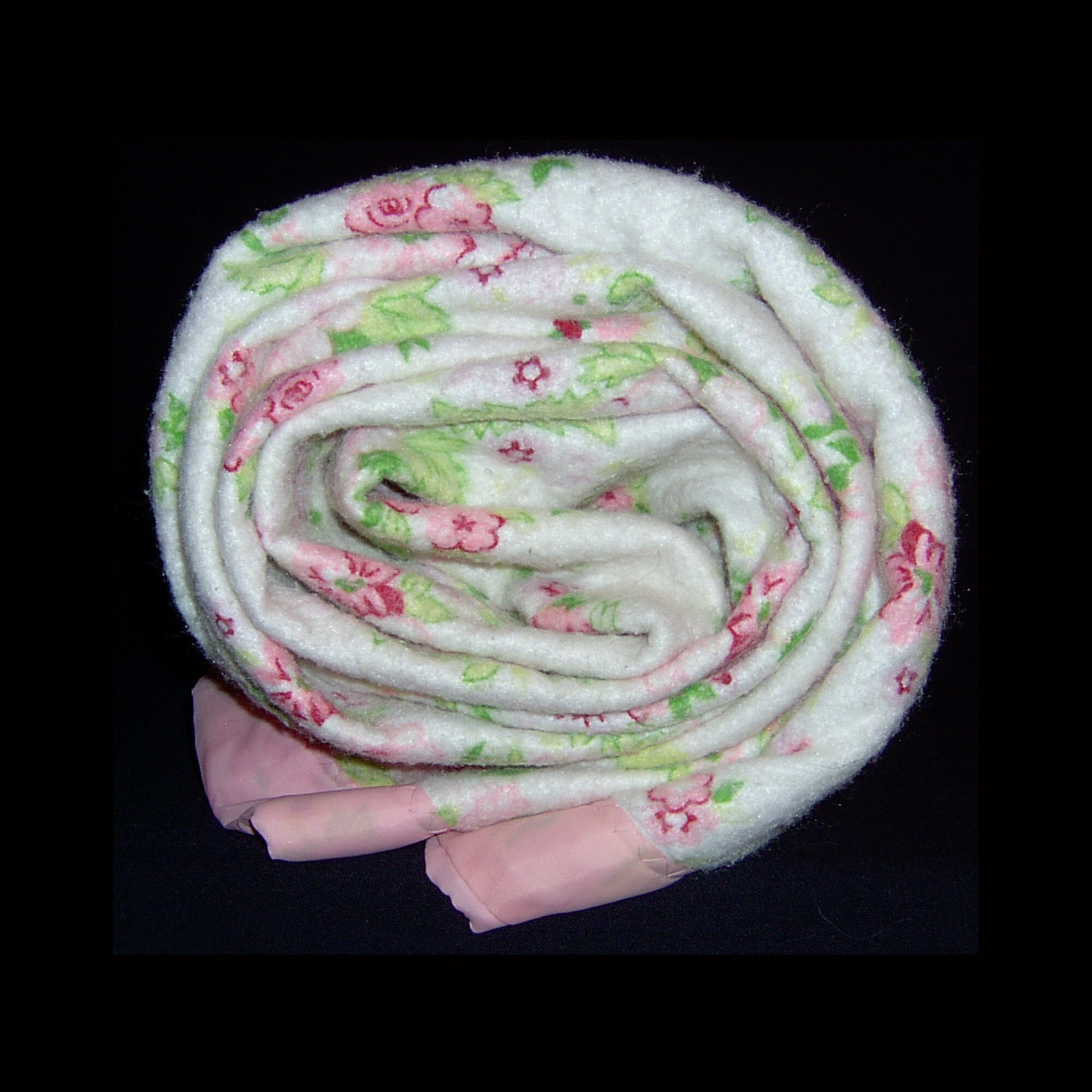 ピンクと白の花柄ブランケット ヴィンテージピンクの花柄ブランケット、サテントリム - 84 x 72