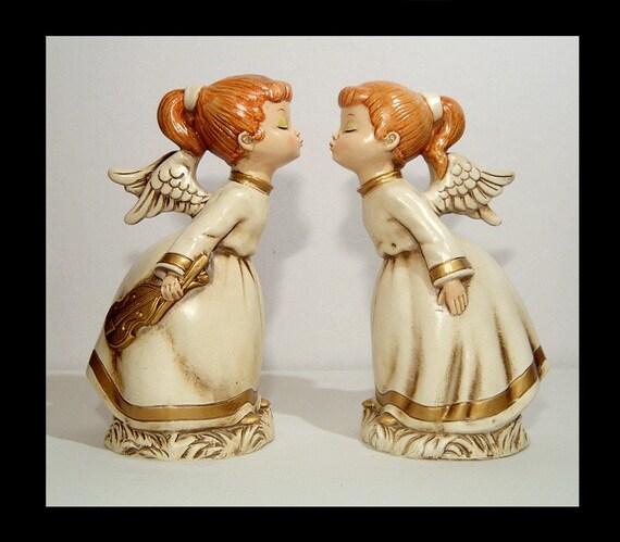 Coppia di statuette di angeli con due gemelle dai capelli rossi