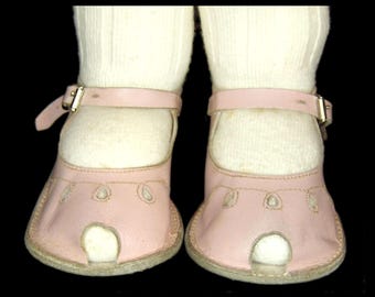 1940年代のピンクの革製オープントゥブーティ - 店頭ディスプレイ - 幼児用メリージェーン