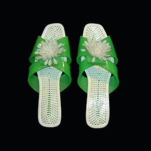 7.5 ~ 1960s sandals - bright grass green vinyl with white flowers - beach pool wedge slides - Made in Korea 1960s 1970s jelly
