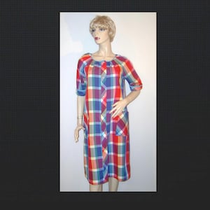 S/M - plaid house dress or robe - snap front large pockets - colourful bright check print work apron - Leisure Lady USA - small medium