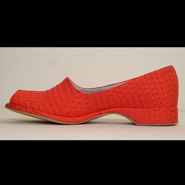 Size 7 - 1940s 1950s Oomphies peep toe slippers - bright coral orange w honeycomb pattern - as new - wedge heels