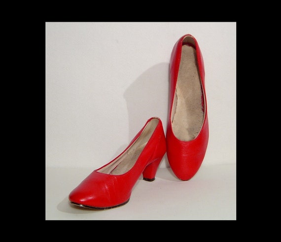 Size 8 lipstick red leather shoes 1960s 