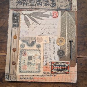 Può includere: Un collage vintage su una superficie di legno, composto da francobolli, valute, monete e testo manoscritto in più lingue. Sono inclusi anche una foglia secca e un chiodo. La tavolozza dei colori è tenue, con marroni, creme e rossi.