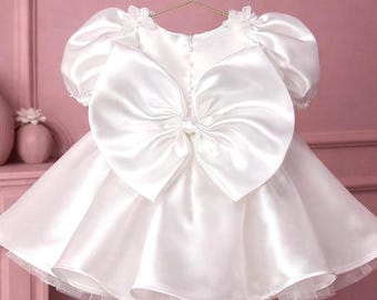 Vestidos de bautizo para niña, vestido de bautizo blanco de satén con mangas abullonadas y lazo en la espalda.