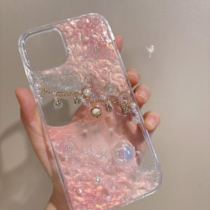 Coque pour portable en résine faite main avec paillettes irisées, accents de perles et chaîne en or - Coque pour iPhone personnalisée, élégante et unique.