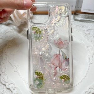 Elegante custodia per telefono in resina a forma di fiore di loto, motivo floreale rosa fatto a mano con perle, custodia trasparente botanica scintillante - iPhone Samsung Google. immagine 5