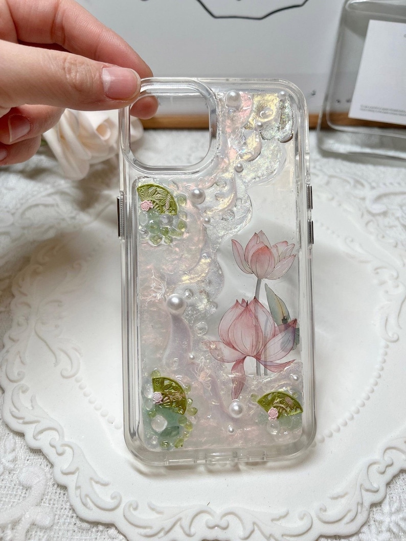 Elegante custodia per telefono in resina a forma di fiore di loto, motivo floreale rosa fatto a mano con perle, custodia trasparente botanica scintillante - iPhone Samsung Google. immagine 5