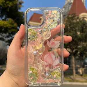 Élégante coque de portable en résine de fleur de lotus, fleurs roses faites main avec perles, coque transparente botanique scintillante - iPhone Samsung Google.