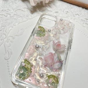 Elegante custodia per telefono in resina a forma di fiore di loto, motivo floreale rosa fatto a mano con perle, custodia trasparente botanica scintillante - iPhone Samsung Google. immagine 4
