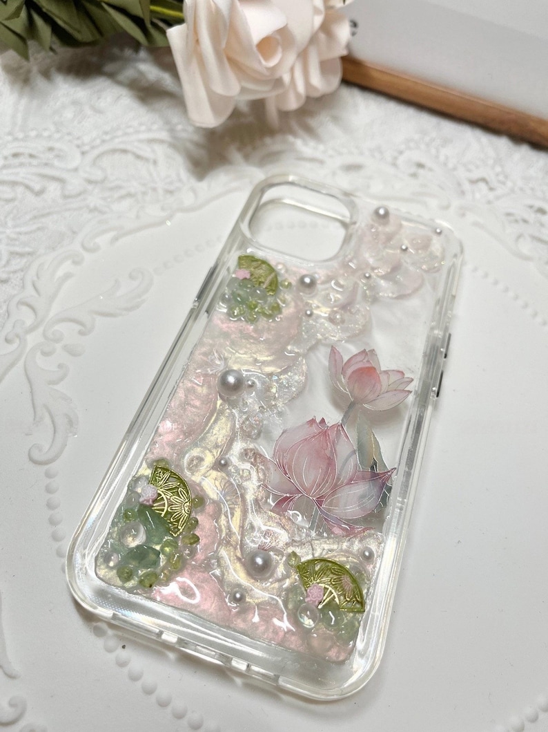 Elegante custodia per telefono in resina a forma di fiore di loto, motivo floreale rosa fatto a mano con perle, custodia trasparente botanica scintillante - iPhone Samsung Google. immagine 4