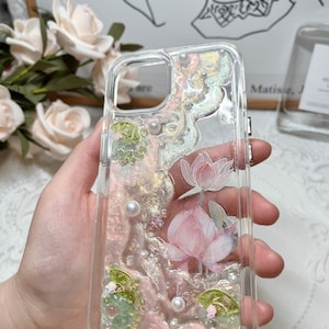 Elegante custodia per telefono in resina a forma di fiore di loto, motivo floreale rosa fatto a mano con perle, custodia trasparente botanica scintillante - iPhone Samsung Google. immagine 3